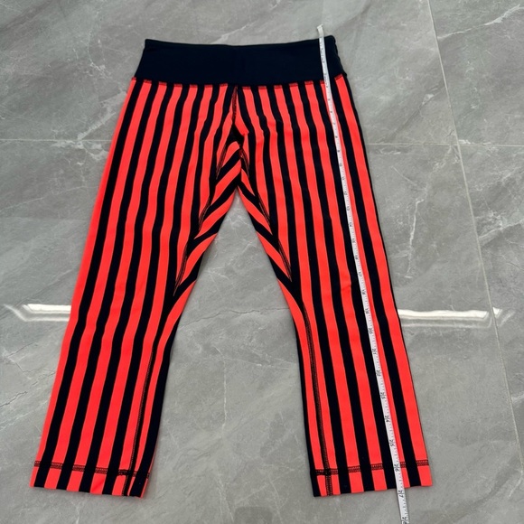Women’s Lululemon Wunder Under Crop Leggings Sea Stripe Light Flare Size 4 - Picture 15 of 16